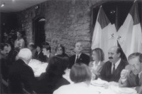 Cena de la Vspera de San Sebastin, ao 1994. El alcalde Odn Elorza encuentra en la Cofrada Vasca de Gastronoma un espacio para las mujeres