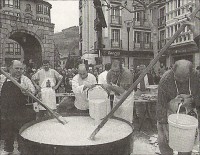 Los cocineros aadiendo los ingredientes - Foto: Juan Carlos Ruiz | Argazki Press