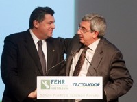 Mikel Ubarretxena recibe las felicitaciones del presidente de la FEHR. Foto: Hosteleria Gipuzkoa