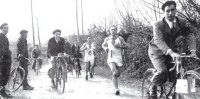 Perico Iradi, a quien sigue Santiago Coll. Ambos del equipo de la Gimnstica de Ula, corren por la ribera del Urumea. Ao 1942